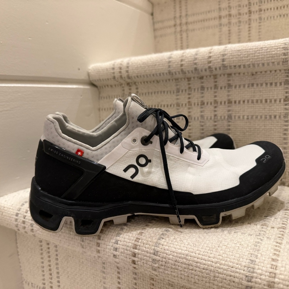 On Running Cloudventure Women’s white/black Sneakers 9.5